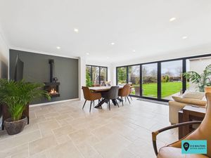 Diner / Family Room - click for photo gallery